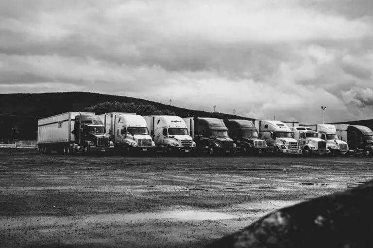 Transport towarów w e-commerce: Jak sprostać wymaganiom rynku